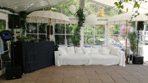 Wedding Setup mit schwarzer Verkleidung